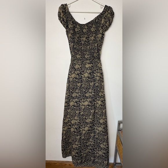 Elegant Black and Gold Women's Dress - Picture 3 of 14